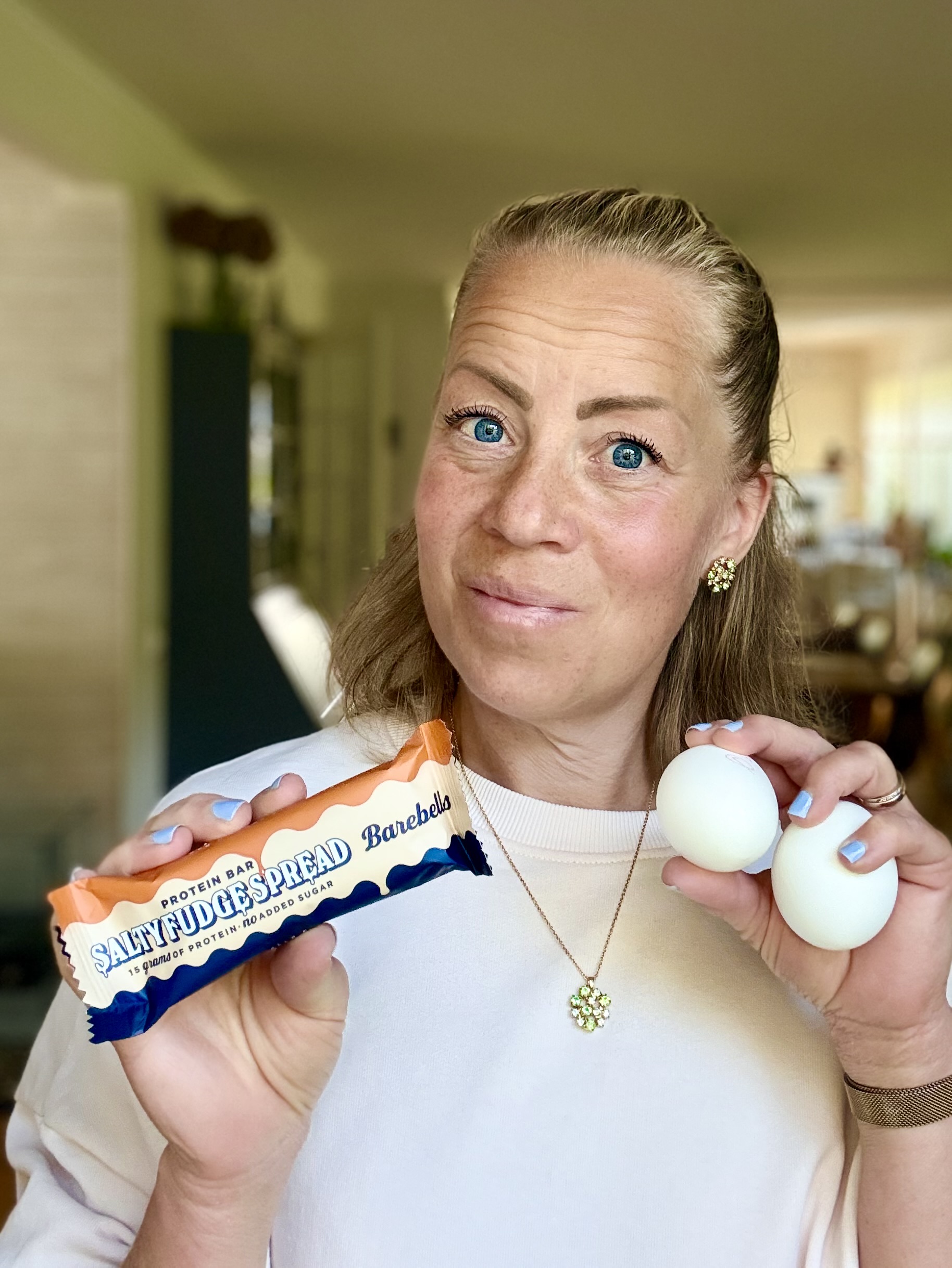 Vilket mellanmål är bäst av 2 ägg och en proteinbar?
