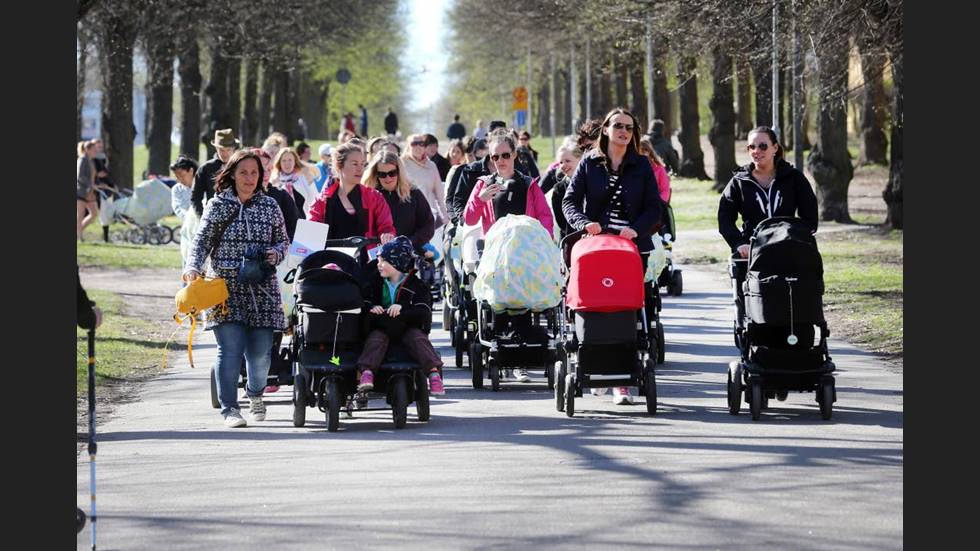 barnvagnsmarschen-pa-vag-uppfo - Barnvagnsmarschen i Norrköping 26 maj